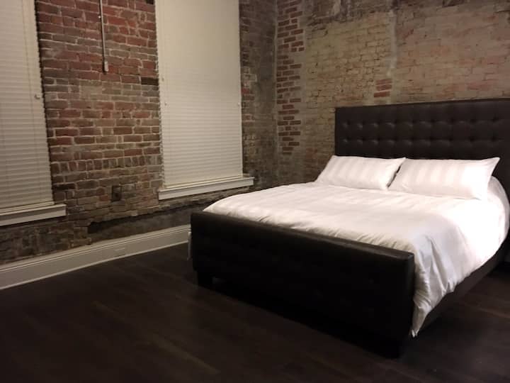 2BR Camp St Balcony w Exposed Brick G21