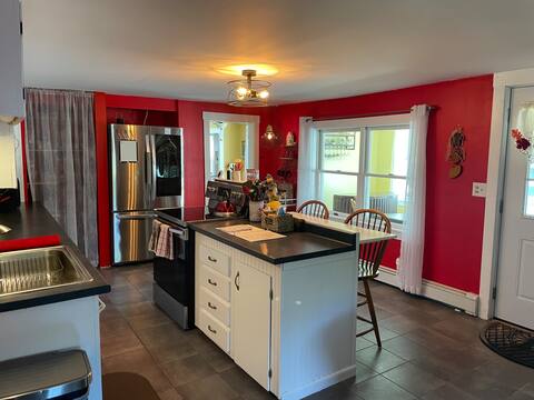 Cheerful spacious updated 1825 Maine Farmhouse!