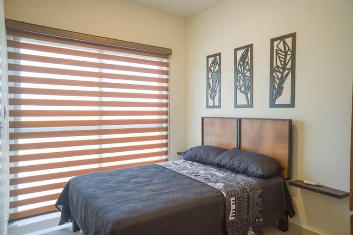 Dhoma e gjumit ka një banjë më vete.