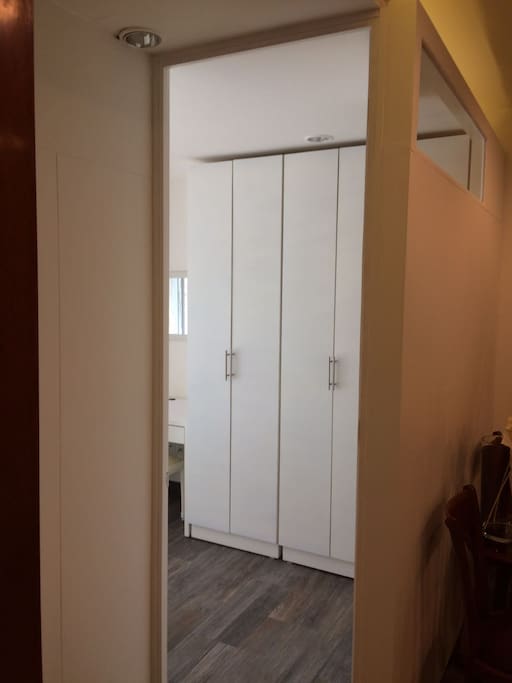 Esta es la entrada a la habitación privada desde el comedor del departamento.