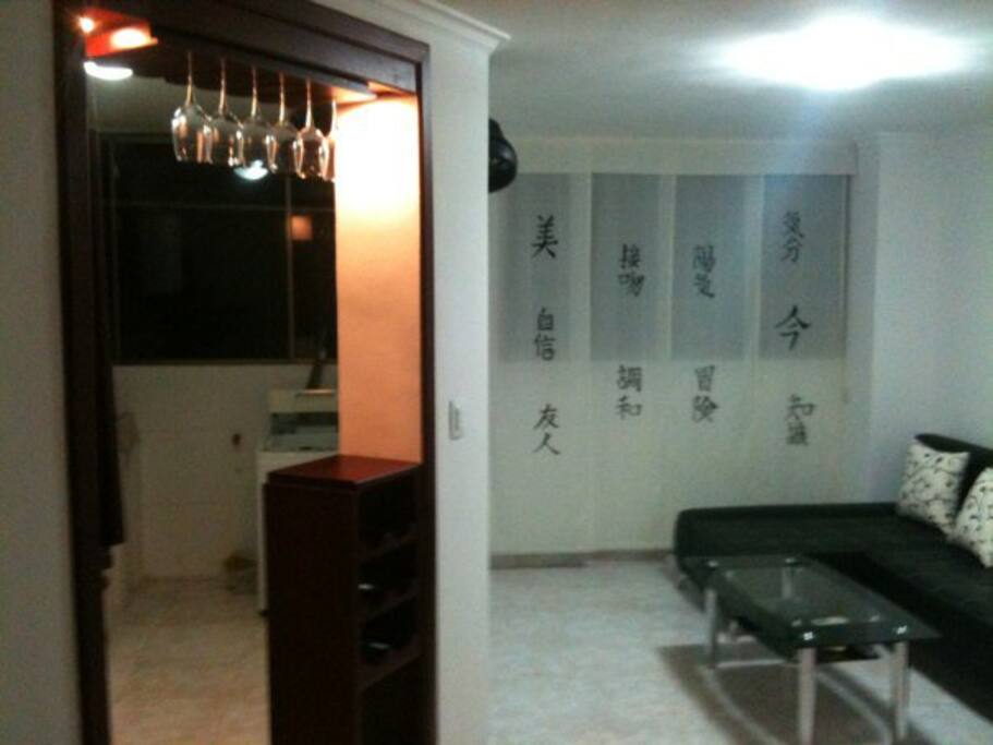 Vue de l'entrée / Vista de la sala desde la entrada.