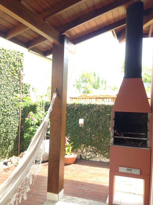 Churrasqueira privativa com utensilios para churrasco.