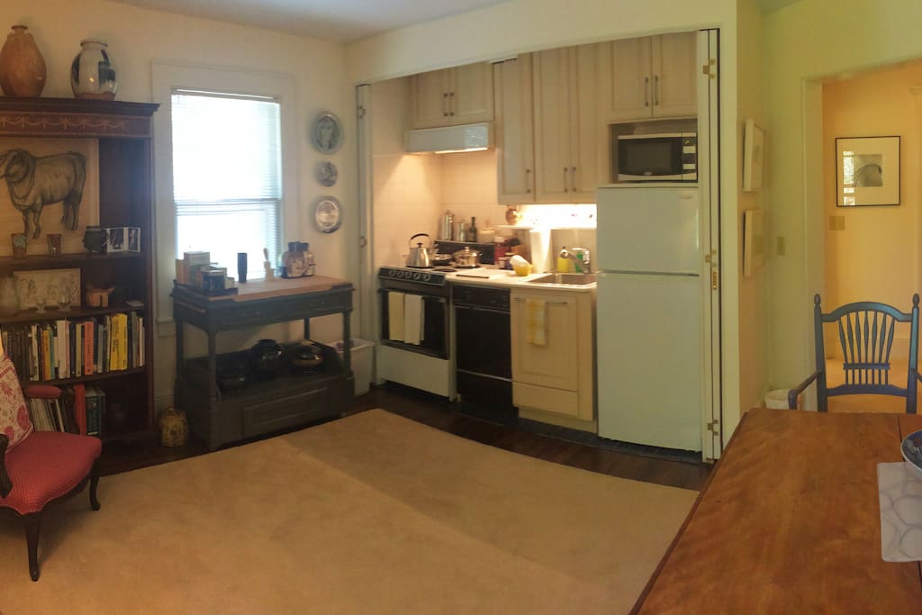 Fully equipped eat-in kitchen