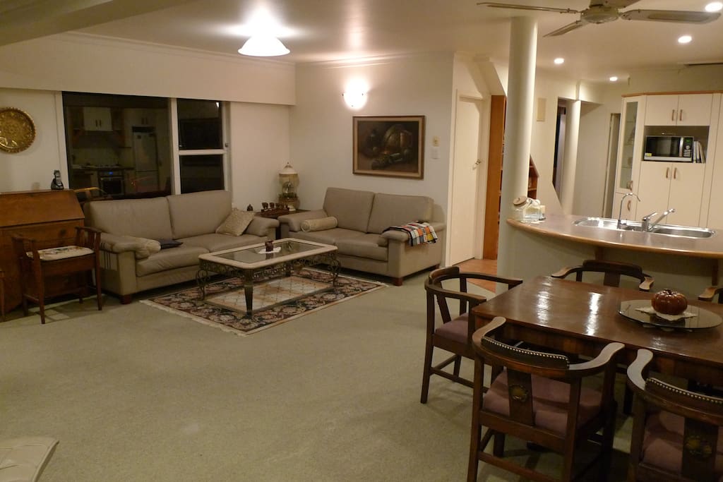 Lounge / dining.