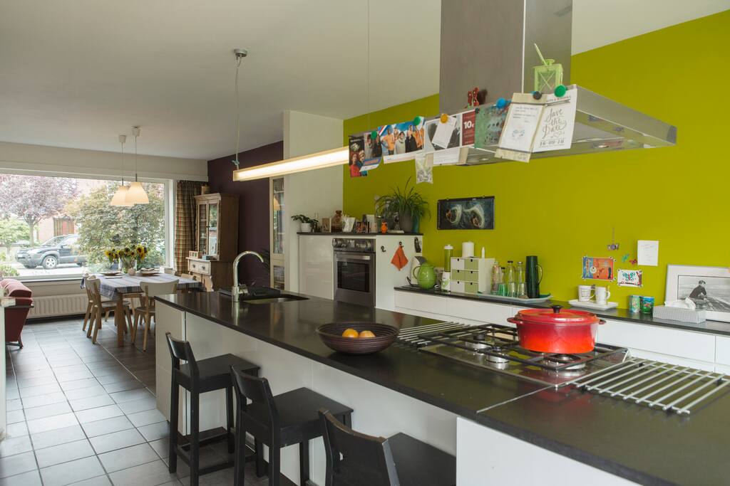 Prettig zitten aan het kookeiland / Pleasant seating around the cooking island