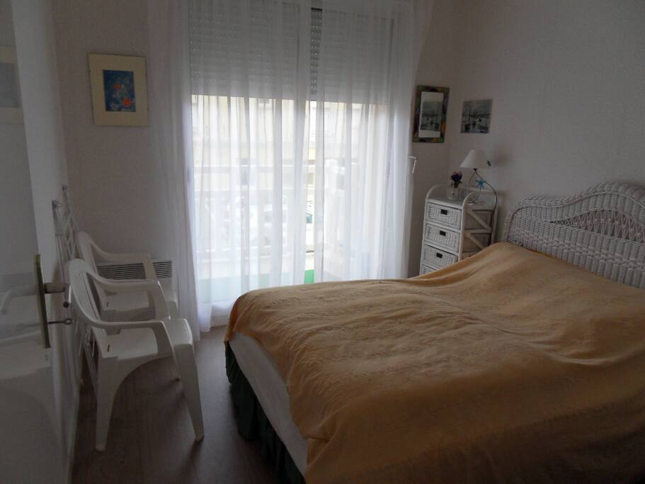 chambre calme avec balcon sur cour