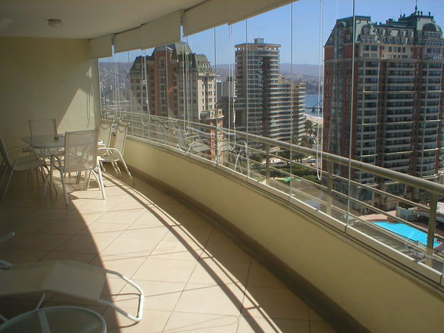 vista al mar y ciudad
