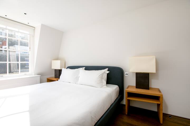 Belgravia Mews – Impeccably Stylish Retro-Chic gallery image 4