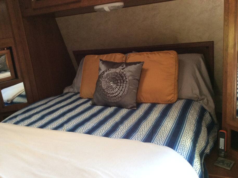 wonderful, comfy queen bed!
