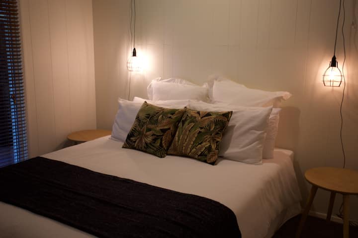 1号卧室配有标准双人床、小侧甲板和内置长袍。