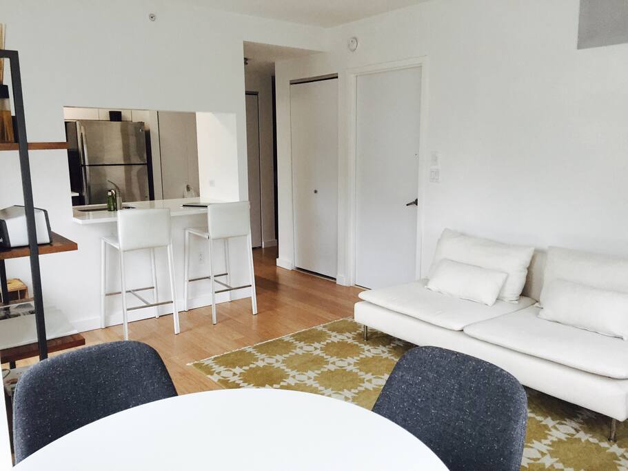 Living room with open bar to the kitchen