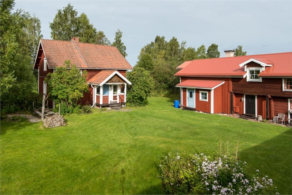 Klassisk dalagård med utsikt över Orsasjön.