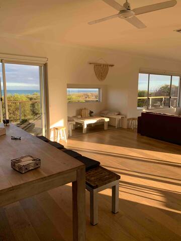 Oceanfront Tranquility: Luxe Modern Retreat gallery image 3