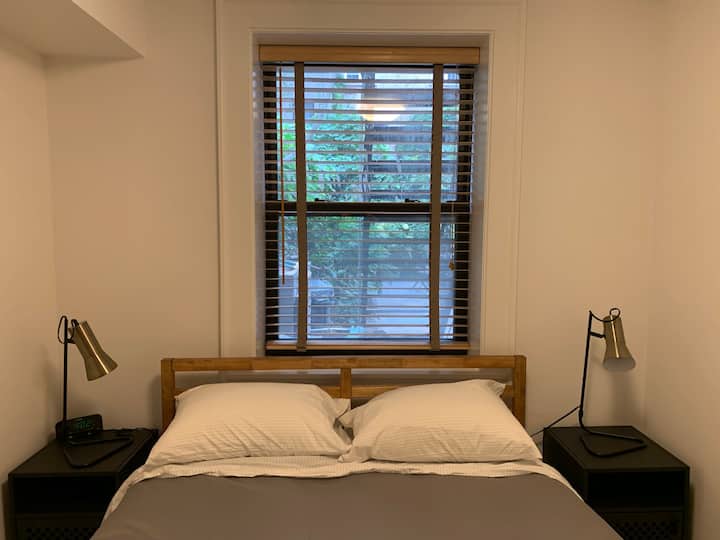 Dormitorio de invitados con jardín.