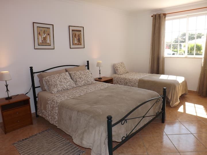 Спална соба со брачен кревет (широк 125 - 149 см) и единечен кре