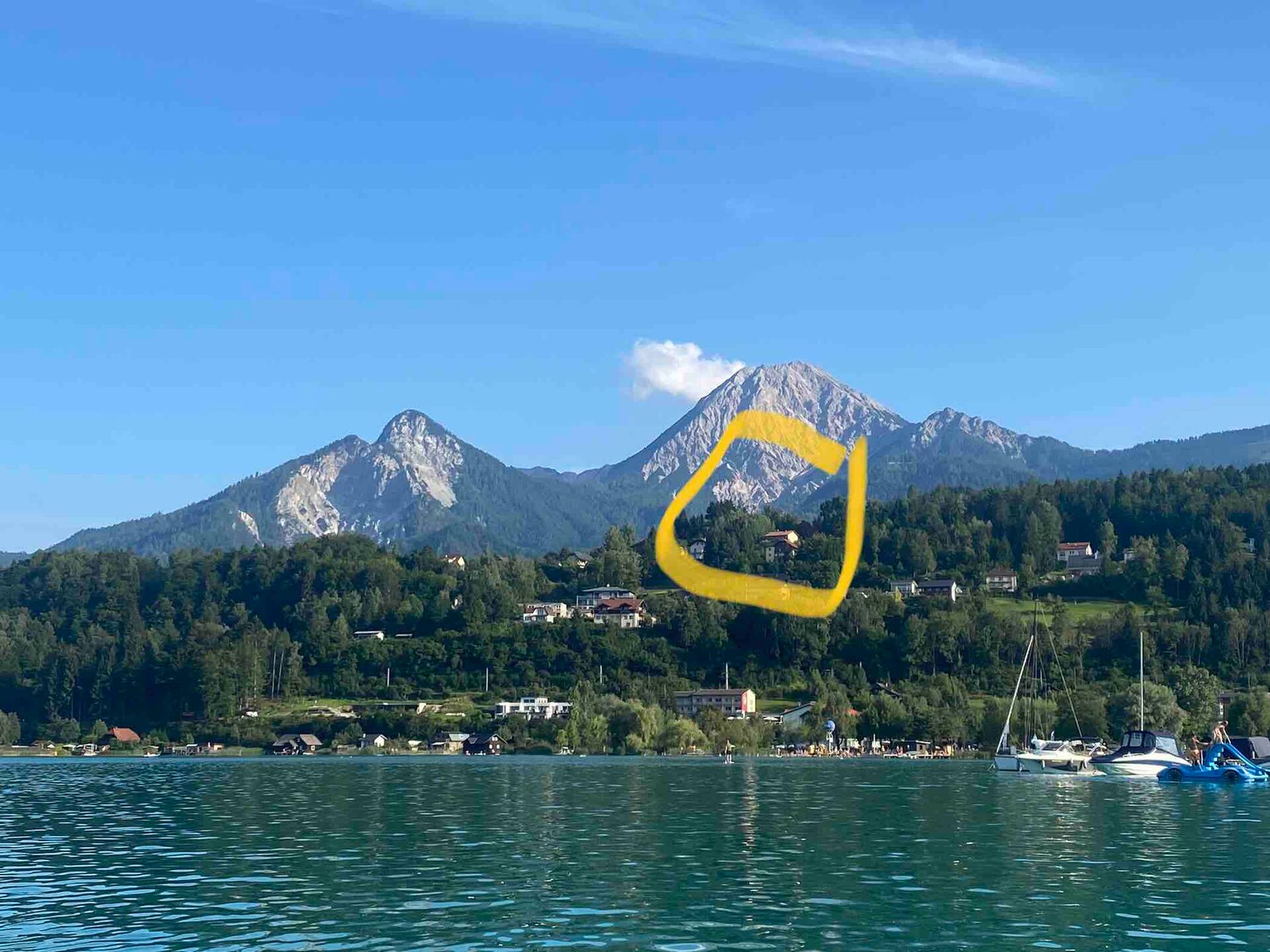 Beautiful apartment with a view of the mountains/part of the lake