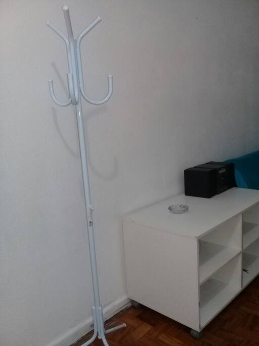 arara pra colocar roupas que estão sendo usadas e um aparelho de som (radio,cd e usb)