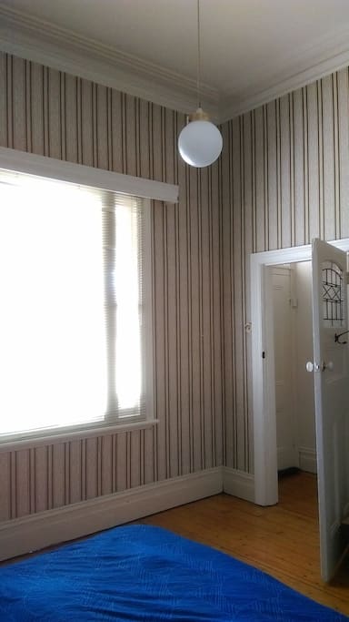 High ceiling and heaps of nature light!