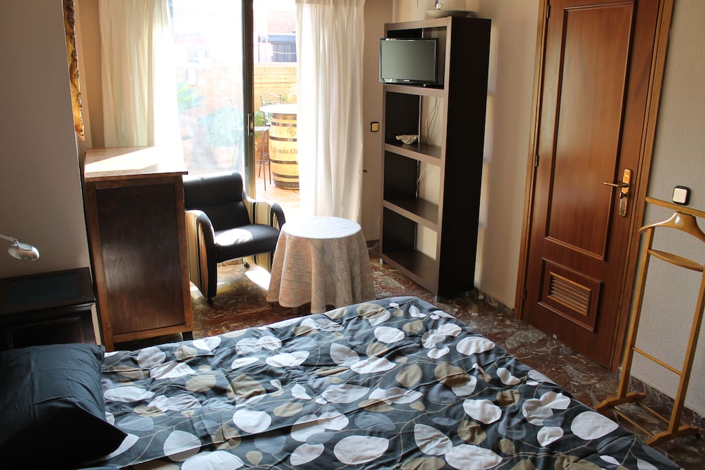 Habitacion con cama de matrimonio con TV y amplio armario.