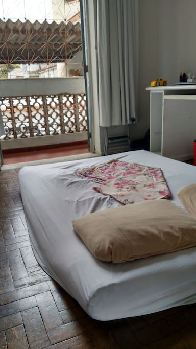 Quarto de hóspede,com mesa p/ estudos.