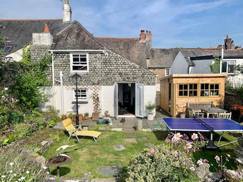 Spacious Cottage with driveway and garden