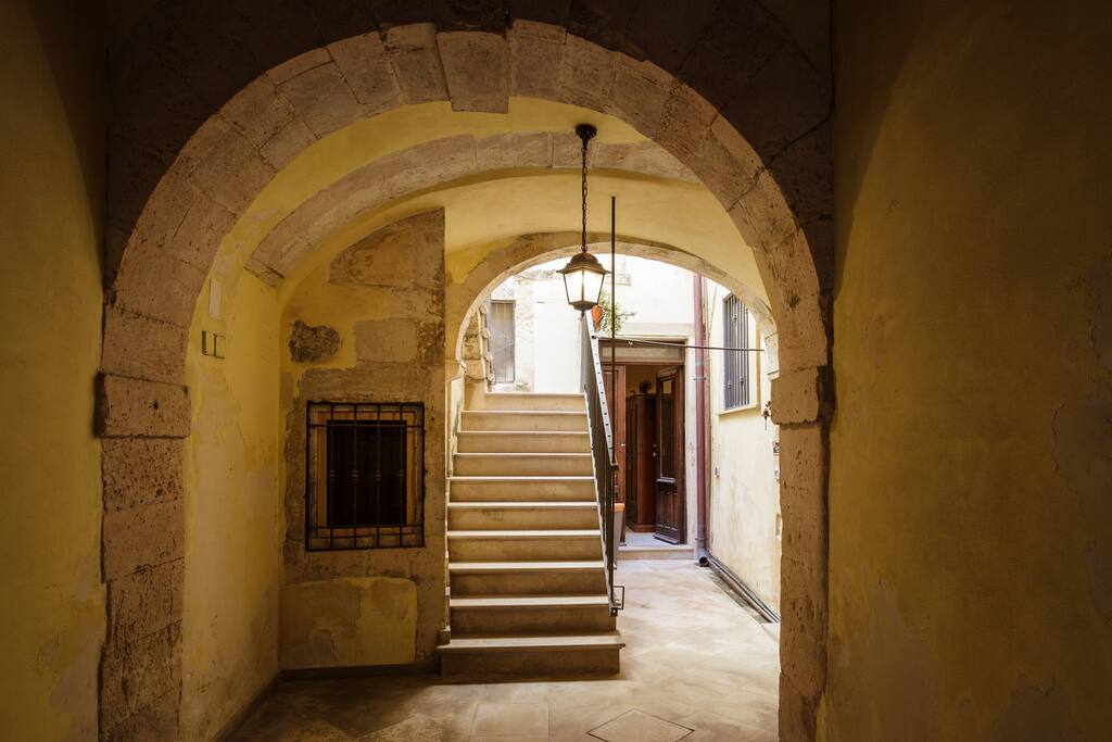 Ingresso palazzetto dell'800