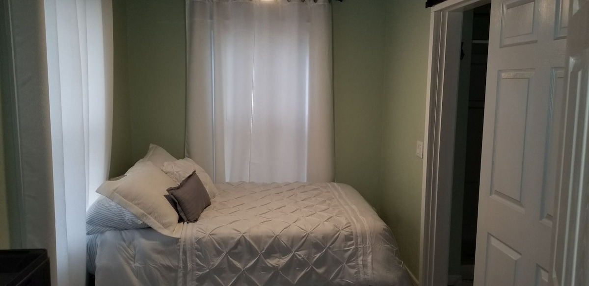 غرفة نوم الضيوف. سرير كامل الحجم بحمام خاص 