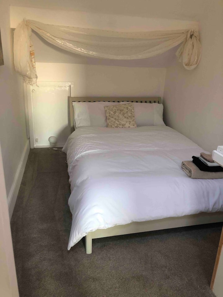 Ღია გეგმაზომიერი საძინებელი, რომელიც მოიცავს ორადგილიან და ერთადგილიან საწოლსა და ცალკე სააბაზანოს(ხელმისაწვდომია მხოლოდ 7 ან მეტი ადამიანისგან შემდგარი დიდი ჯგუფებისთვის).