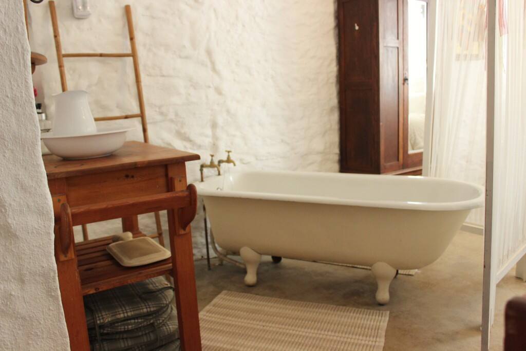 Cottage open plan bathroom