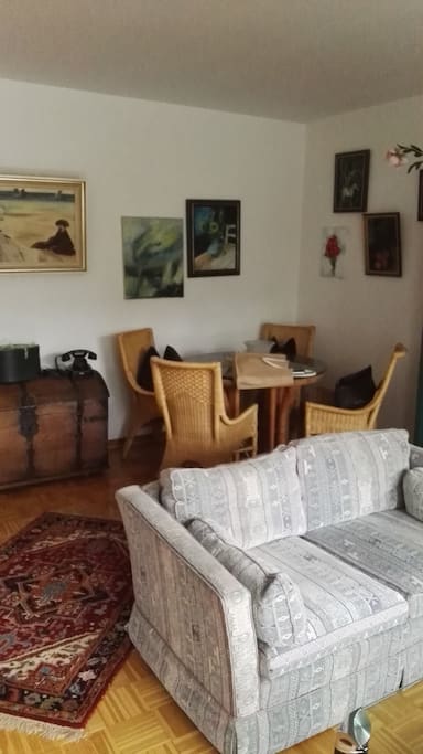 Der Eßplatz im Wohnzimmer