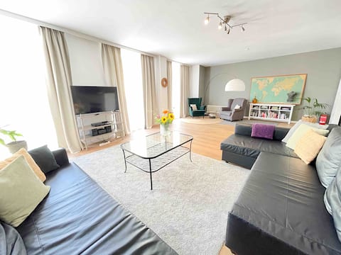 Grand loft @ Antwerp hotspot 2400sq.f + pool table