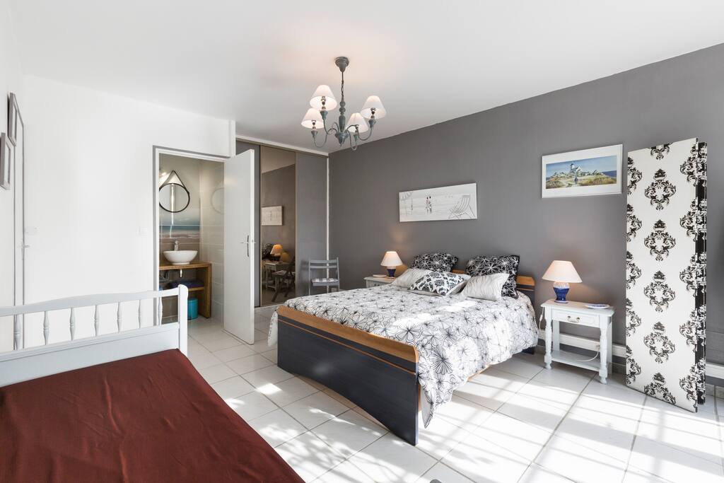 Chambre Estivale
1 lit double
1 lit simple