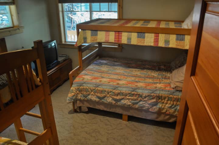 חדר שינה תחתון (2 מיטות קומתיים עם מיטות קומתיים מלאות כמיטה תחתונה)