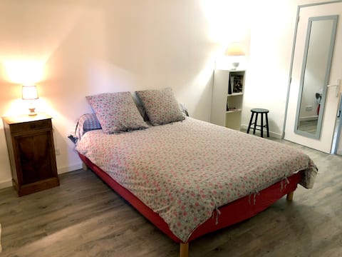 Two room basement flat in detached house nr Paris
