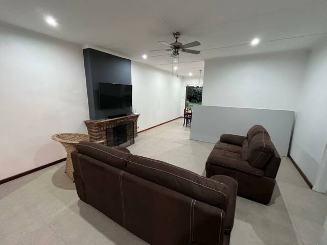 Cheerful 3-bedroom house wih a pool. gallery image 4