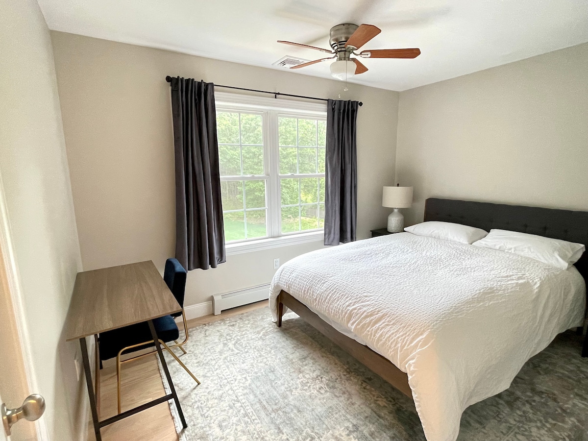 Na katu je spavaća soba s bračnim krevetom (160x200), vlastitom kupaonicom i radnim stolom 