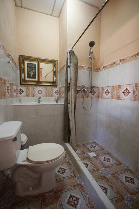 Nuestros baños son funcionales y agradables. Uno por cada habitacion