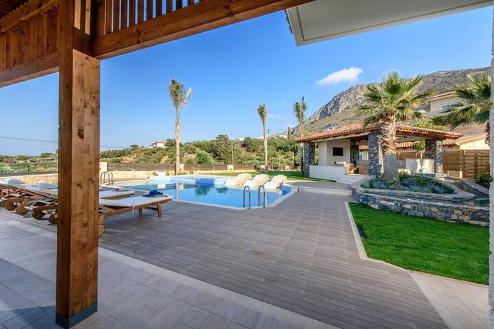 Villa Belle Helene, 4 bedrooms, pool, Jacuzzi gallery image 5