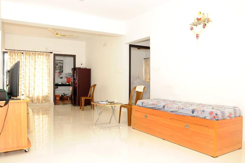 ENTRANCE HALL / SITTING