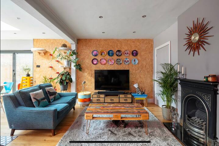 Stylish 5 Bedroom House in Stratford gallery image 5