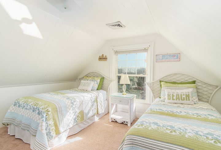 Dormitorio del tercer piso con 2 camas de una plaza.