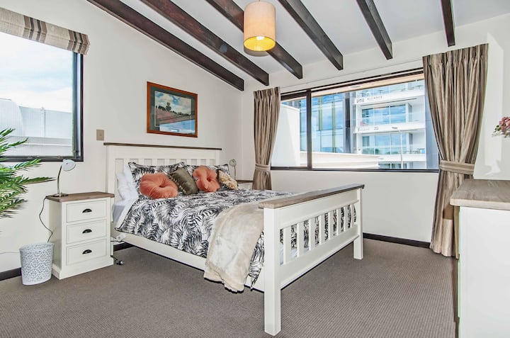 חדר שינה ראשי שמצלם את השמש כל היום.