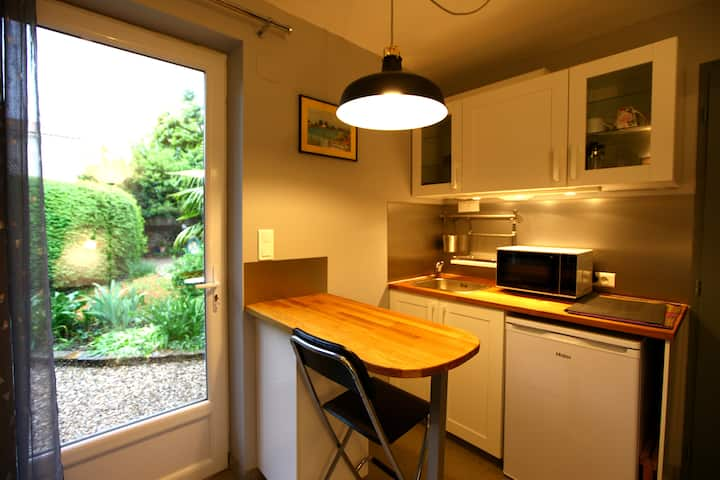 Air-conditioned apartment + garden in small midday town