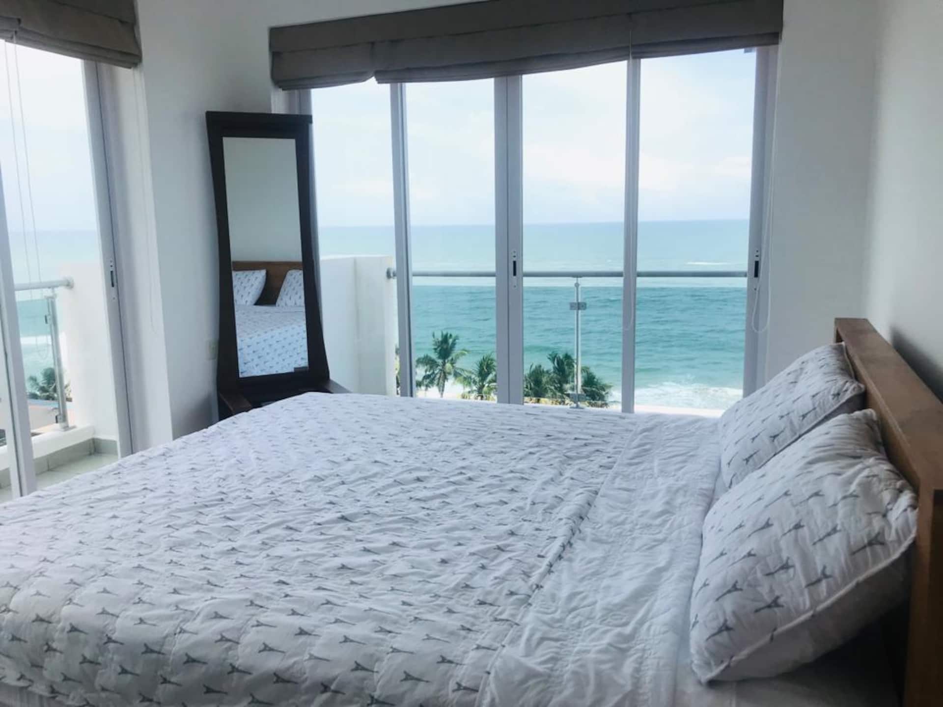 Brand New Luxury Apt - Beautiful Seaview & Pool!