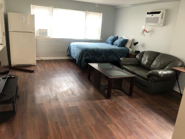 ห้องนอน #3 เตียงควีนโซฟาโต๊ะกาแฟสมาร์ททีวีขนาด 43 นิ้วตู้เย็นห้องน้ำส่วนตัวโต๊ะคอมพิวเตอร์ 