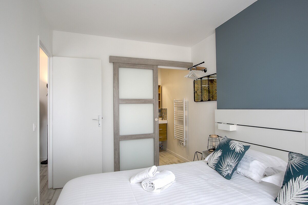 Pohodlná manželská posteľ