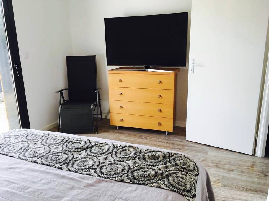 Chambre rez de chaussée, smart télévision connectée