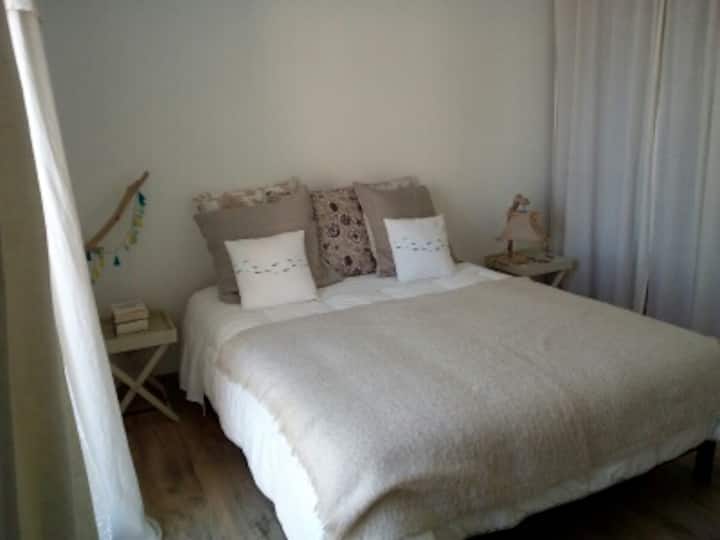 您的卧室配有新床上用品，位于露台和花园上。 