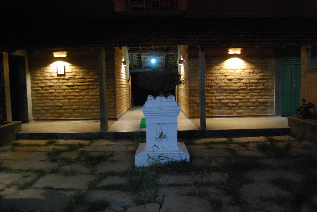 Courtyard/quadrangle