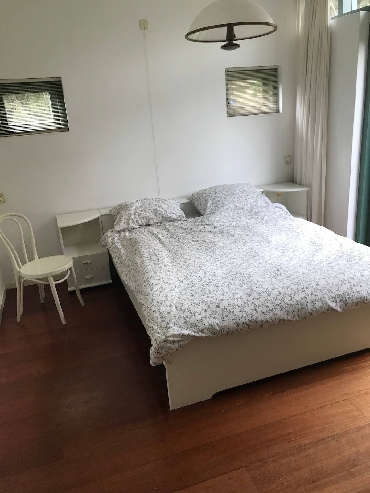 楼下的卧室。对于楼梯有困难的人来说非常方便